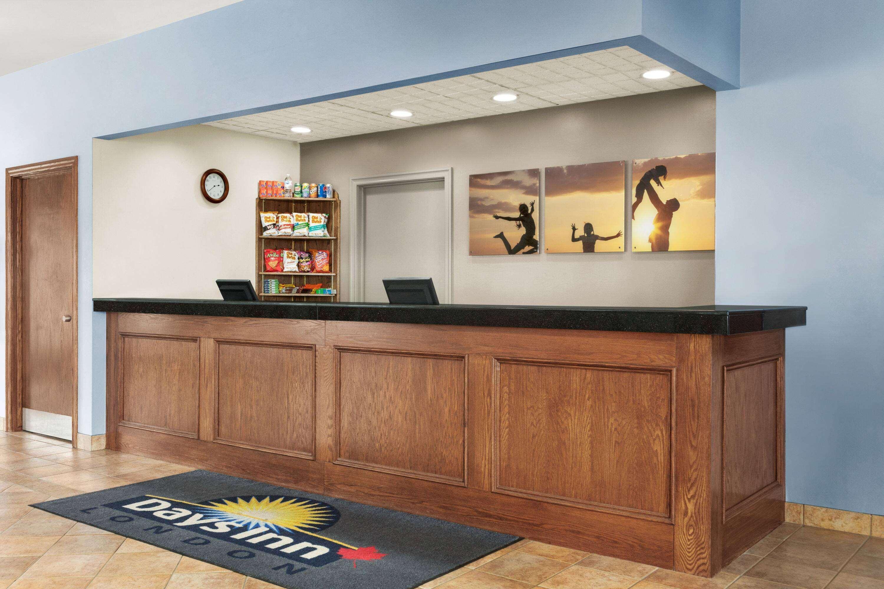 Days Inn By Wyndham London Ngoại thất bức ảnh